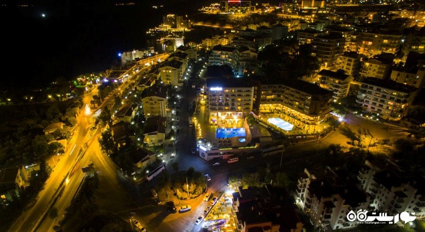 دورنمای کلی و زیبای هتل در شب